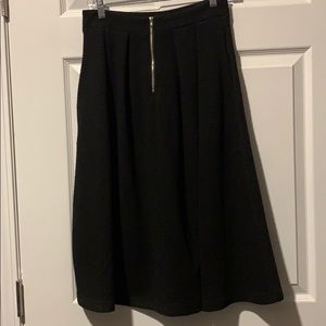 Women’s black double pocket skirt